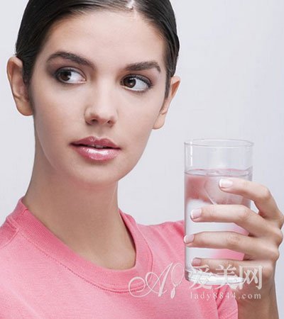 一天该喝多少水?关于日常饮水的6个健康问答