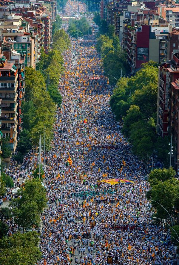 西班牙两百万人举行大游行 促加泰罗尼亚公投