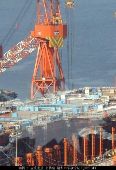 国产航母最新建造进度曝光 再装两分段舰艏上翘