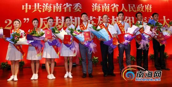 新疆反劫机机组成员获巨额现金和房产轿车奖励