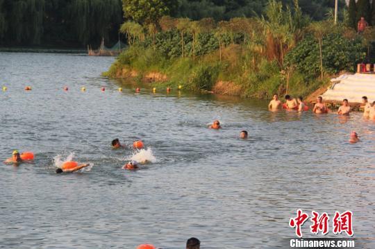 河道成擂台浙江桐乡干部以下河游泳检验治水成效