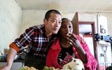 43岁男子娶小16岁非洲老婆 直播秀恩爱