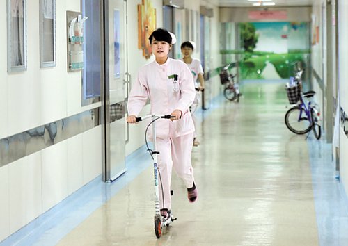 湖北妇幼医院为节省抢救时间使用滑板车(图)