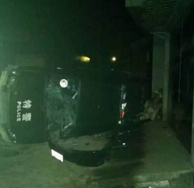 云南陆良警方查赌遭群众“阻挠” 两辆警车被砸