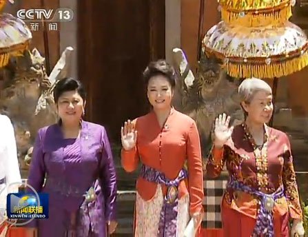 彭丽媛出席APEC领导人配偶活动 穿印尼传统服饰