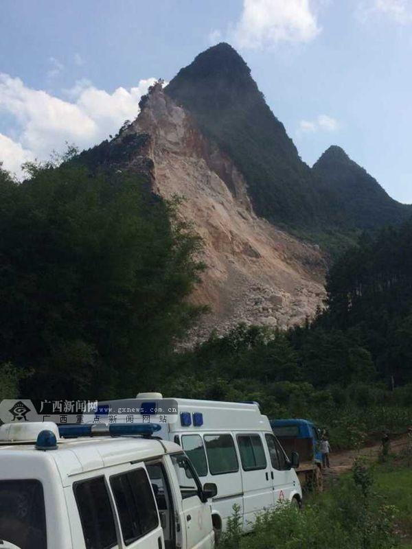 平乐突发山体塌方事故 8名工人被困岩洞1人已死亡