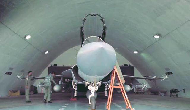 印媒:双座版枭龙今年首飞 可短距起降配新武器