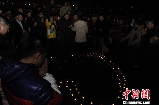 长春数千市民深夜聚集 自发悼念盗车案遇害婴儿