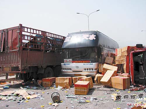 312国道兰州方向一货车失控 一路狂飙连撞5车