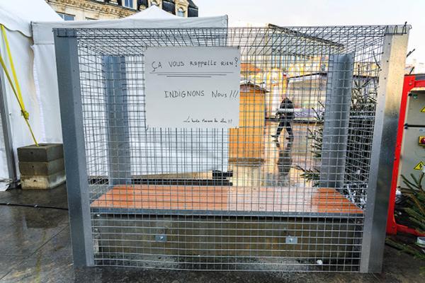 法国一市将长凳“关进笼子” 防止流浪汉露宿