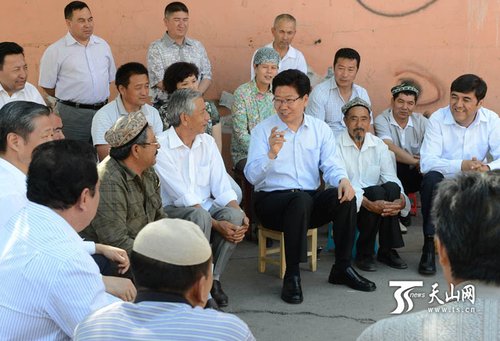 张春贤看望新疆社区居民:民族团结如阳光空气