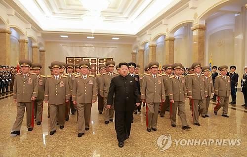 15日金正恩在军队高级干部的陪同下前往安放已故最高领导人金日成和金正日遗体的锦绣山太阳宫进行参谒。（韩联社）