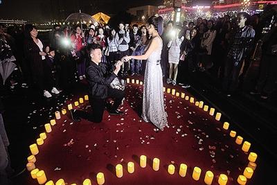 重庆女子LED大屏求婚 单膝下跪喊：娶我好吗？