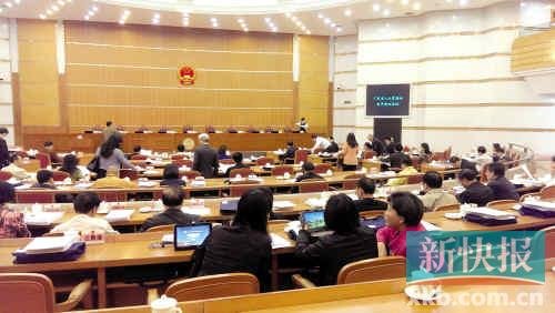 ■在昨天的人大常委会会议上,人大代表们通过平板电脑阅读会议文件等。 新快报记者郑锐/摄