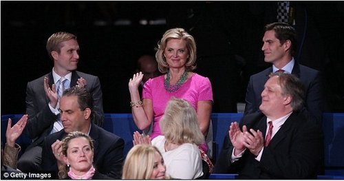 美总统候选人夫人辩论夜时尚对决 争女性选民