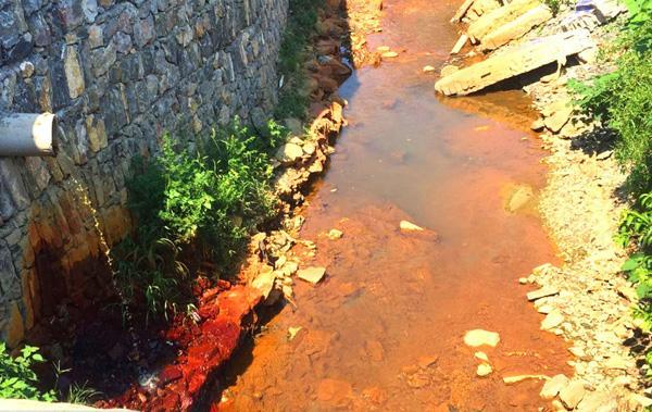2016年7月30日,湖南省澧县燕山化工颜料厂正向外面排放红色污水.