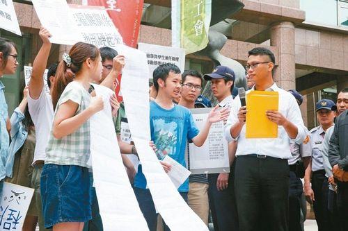 台湾政大女研究生“蛋洗”官员 首次公开道歉