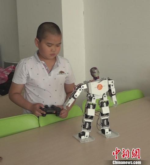 河南11岁少年造表演机器人 父亲是启蒙老师