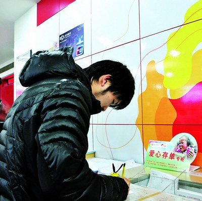 长沙银行为贫困孩子送午餐