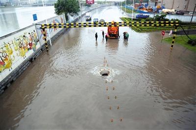 台风狮子山携强风雨闯东北 气温骤降黑河市民穿棉衣