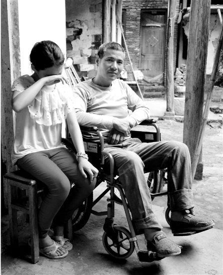 男子收养女孩13年无法落户 民政局:必须差40岁