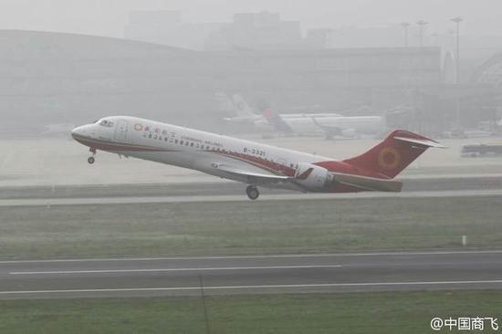 ARJ21客机完成首航未获美认证 暂时只能在亚非运营