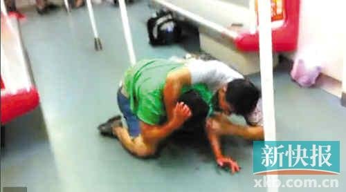 广州青年乘地铁与6旬老人抢座互殴耳朵被咬破