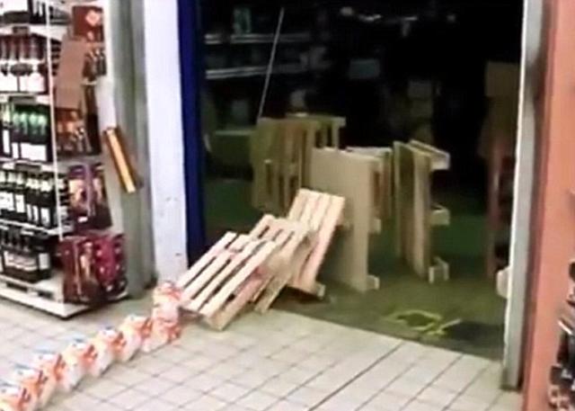 法国超市夜班人员用商品变多米诺骨牌 打发时间