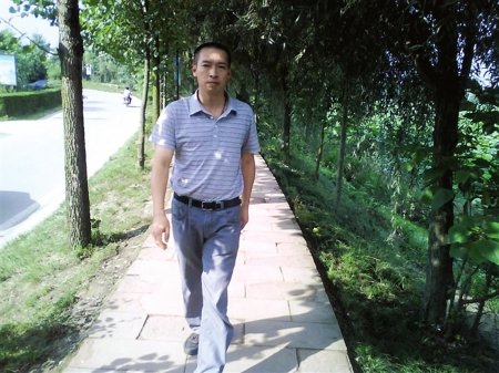 两民工为讨薪住在40米塔吊上68天 被拘留至今