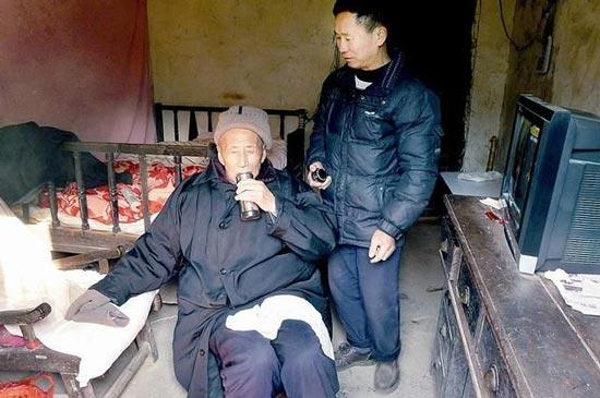 孝顺媳妇带公公改嫁 现任丈夫待老人如己父(图)