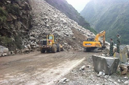 四川龙门山镇因暴雨引发泥石流3000余人被困