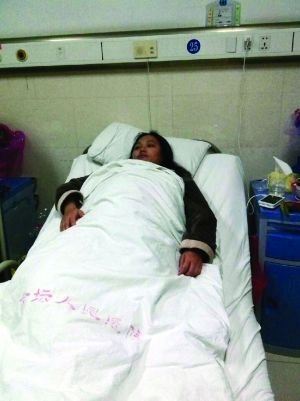 被打的护士小陈躺在病床上.院方供图