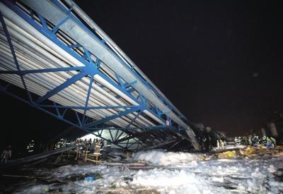 江苏靖江大火一名消防员在掩护战友撤离时牺牲