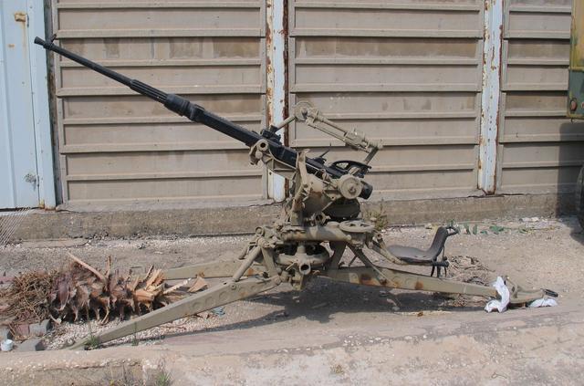 用作陆炮的厄利孔20毫米机关炮,注意其采用的不是弹鼓,而是长长的