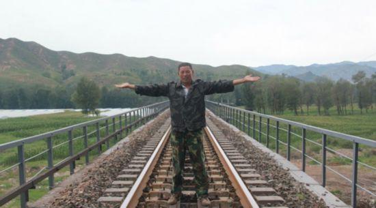 河北涞源县铁路遭泥石流淹没 农民冒死拦火车