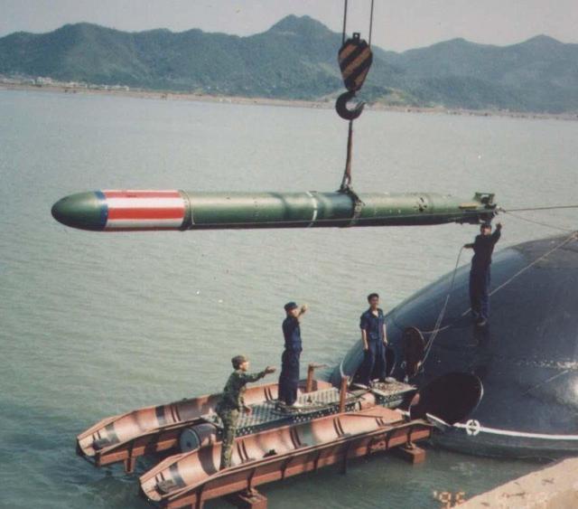 美国拉森号驱逐舰擅闯南海 险些被中国潜艇击沉