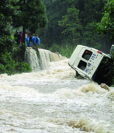 湖南莽山突发山洪2人失踪 当地出动挖土机搜救
