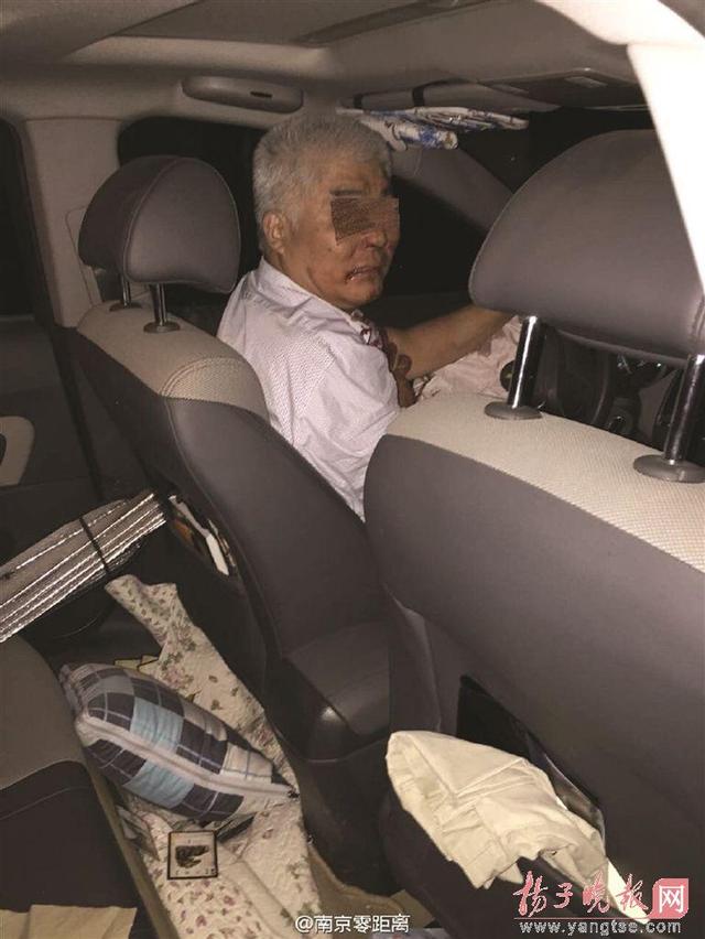 南京一男子疑似酒驾逃窜 撞飞母子后连撞七车