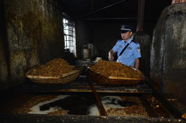 昆明一地沟油作坊被端 查出成品油60桶黑猪血3吨