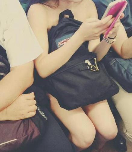 7月20日晚,在青岛一辆公交车上,一对青年情侣因为过分亲热,惹怒了旁边