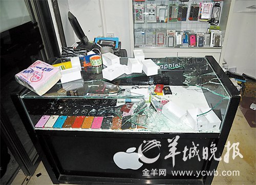 蒙面劫匪持枪洗劫苹果手机店 六天后落网(图)