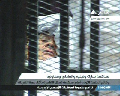 穆巴拉克躺在病床上出庭受审