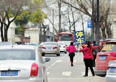 成都近郊现歪停车场 圈地停车一口价30元