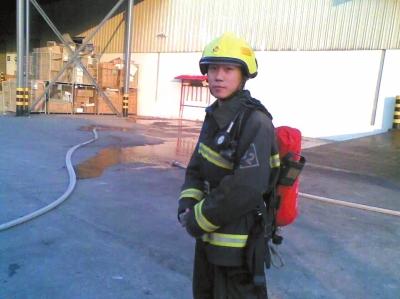 演员柏青之孙天津爆炸事故中失联 系救火消防员