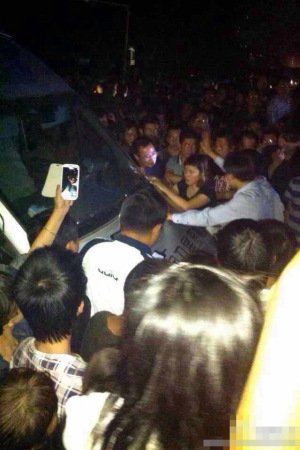 宁波媒体遭灾民围堵 警车被砸
