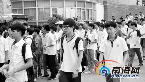 男生校服裤裆鼓鼓的_男生帅气背影穿校服_二次元 ...