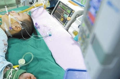 深夜3岁双胞胎兄弟从五楼坠下1死1伤 家中无大人