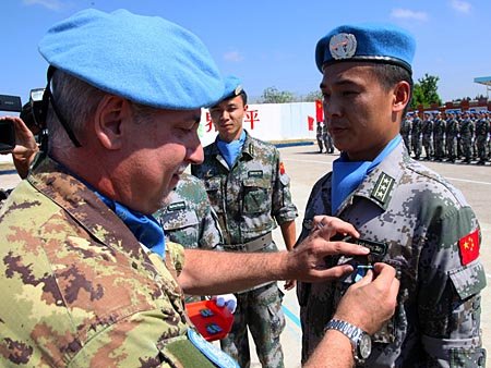 中国赴黎维和官兵荣获联合国"和平荣誉勋章"