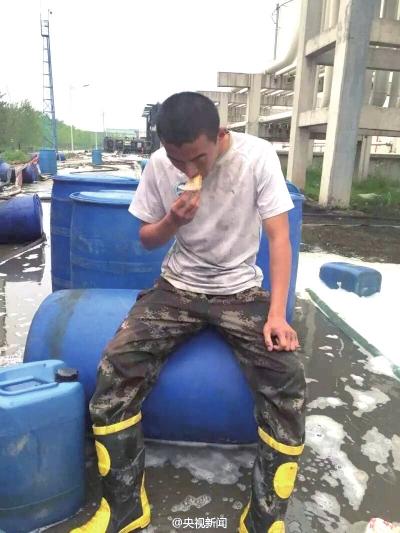 江苏靖江大火一名消防员在掩护战友撤离时牺牲