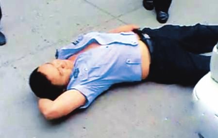 网传警察“假摔”视频 当事人：执法遭打被恶炒，很寒心